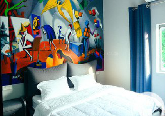 马尔康对于酒店的墙体彩绘而言更注重哪些方面？